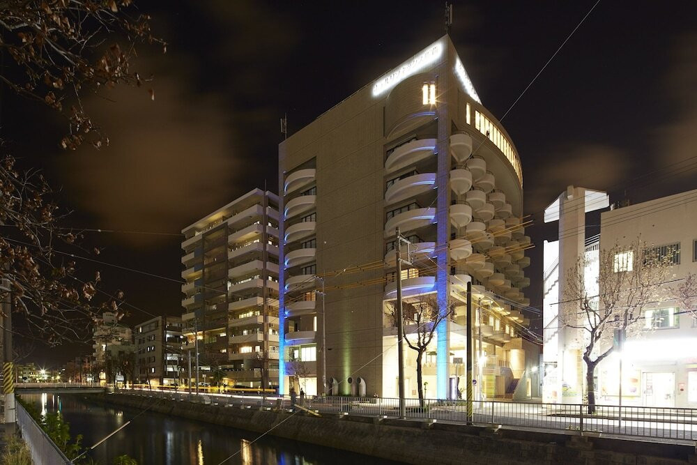 施設の正面 (日没後)