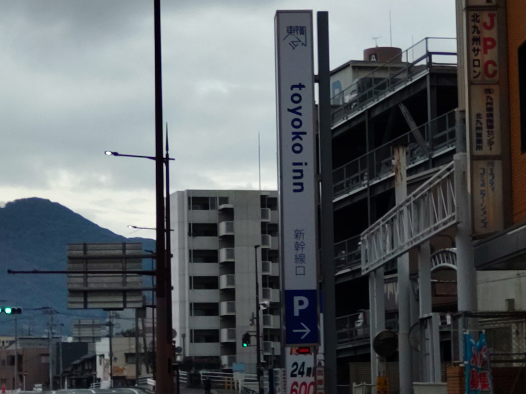 駅から東に約10分歩くと右に見える。