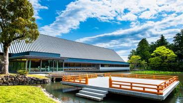 勾玉池のほとりに建つせんぐう館 / 3