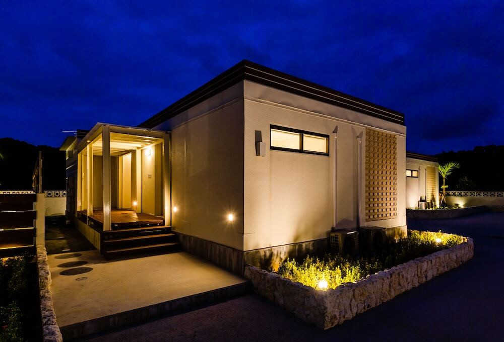 施設の正面 (日没後)