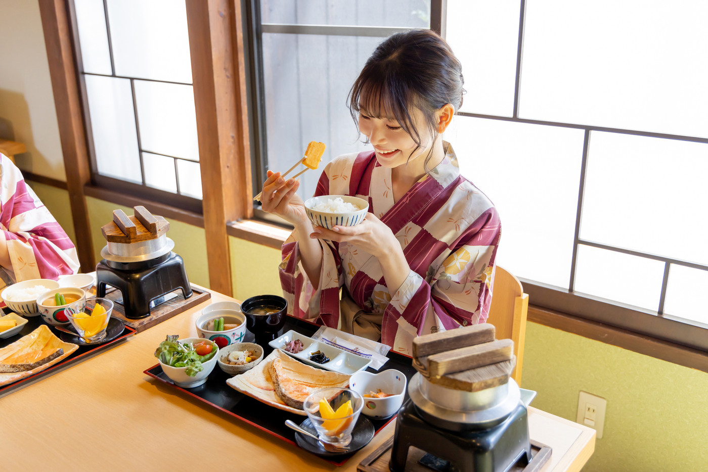 旅館で朝食を楽しむ若い女性