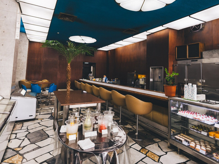 天然の大理石と深いブルーの天井が印象的。1966年から変わっていないという、レトロでおしゃれな雰囲気です