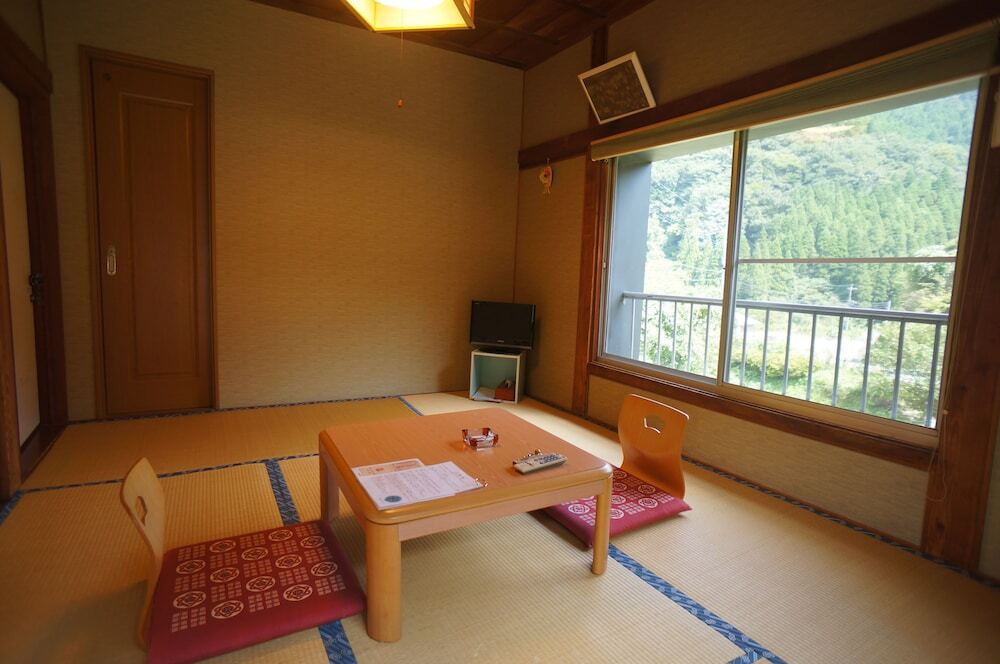 客室内のダイニングエリア