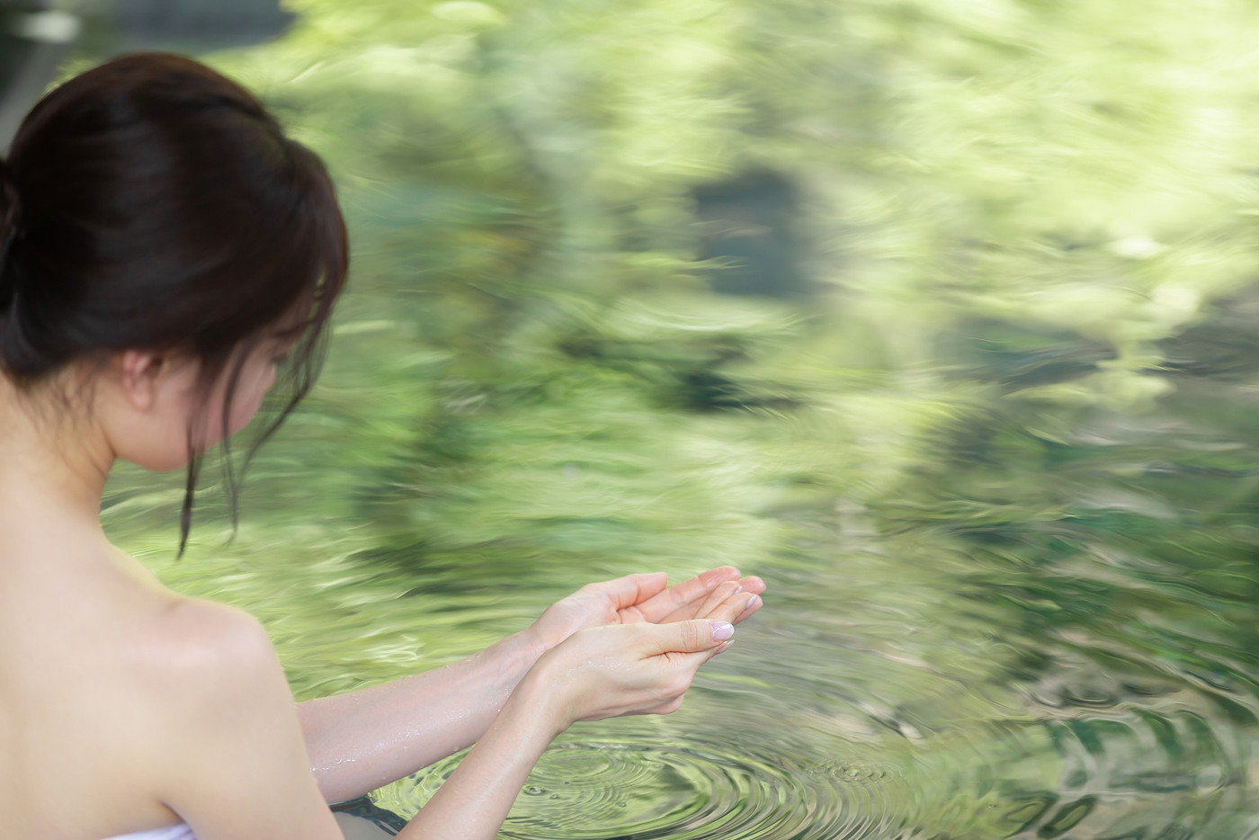 露天風呂に入る若い女性