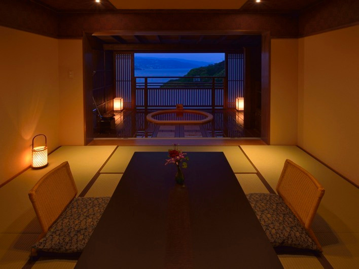 高台に佇み、何もしない贅沢をふたりで堪能4240318