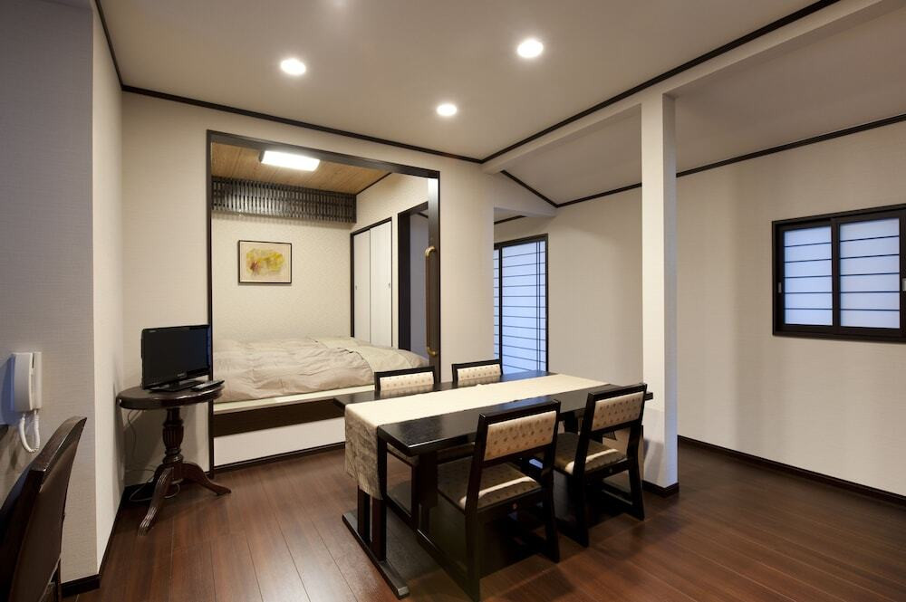 外宮まで徒歩約5分、JR・近鉄「伊勢市駅」まで約2分4280251