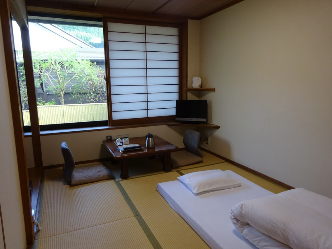 ひとり旅には充分な広さ。お布団は最初から敷いてあるスタイル。