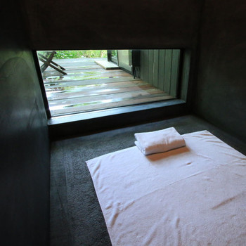 風と緑と光に包まれた空間で、ゆっくりと身をゆだねる3961263