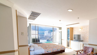 和洋室 (12.5畳+ツイン) 湯畑側 (喫煙室)