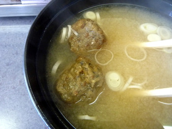 「焼蛤 浜茶屋 向島」料理 931411 いわしのつみれ団子は大きめで固い