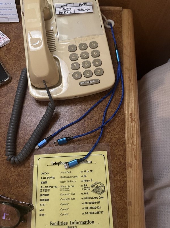 充電コード。3種類あって便利。