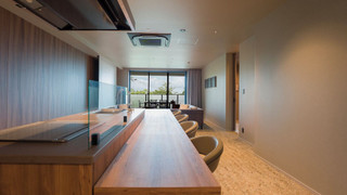 [C] 2クイーンベッド + 1キングベッド / ペット不可 6名定員 禁煙