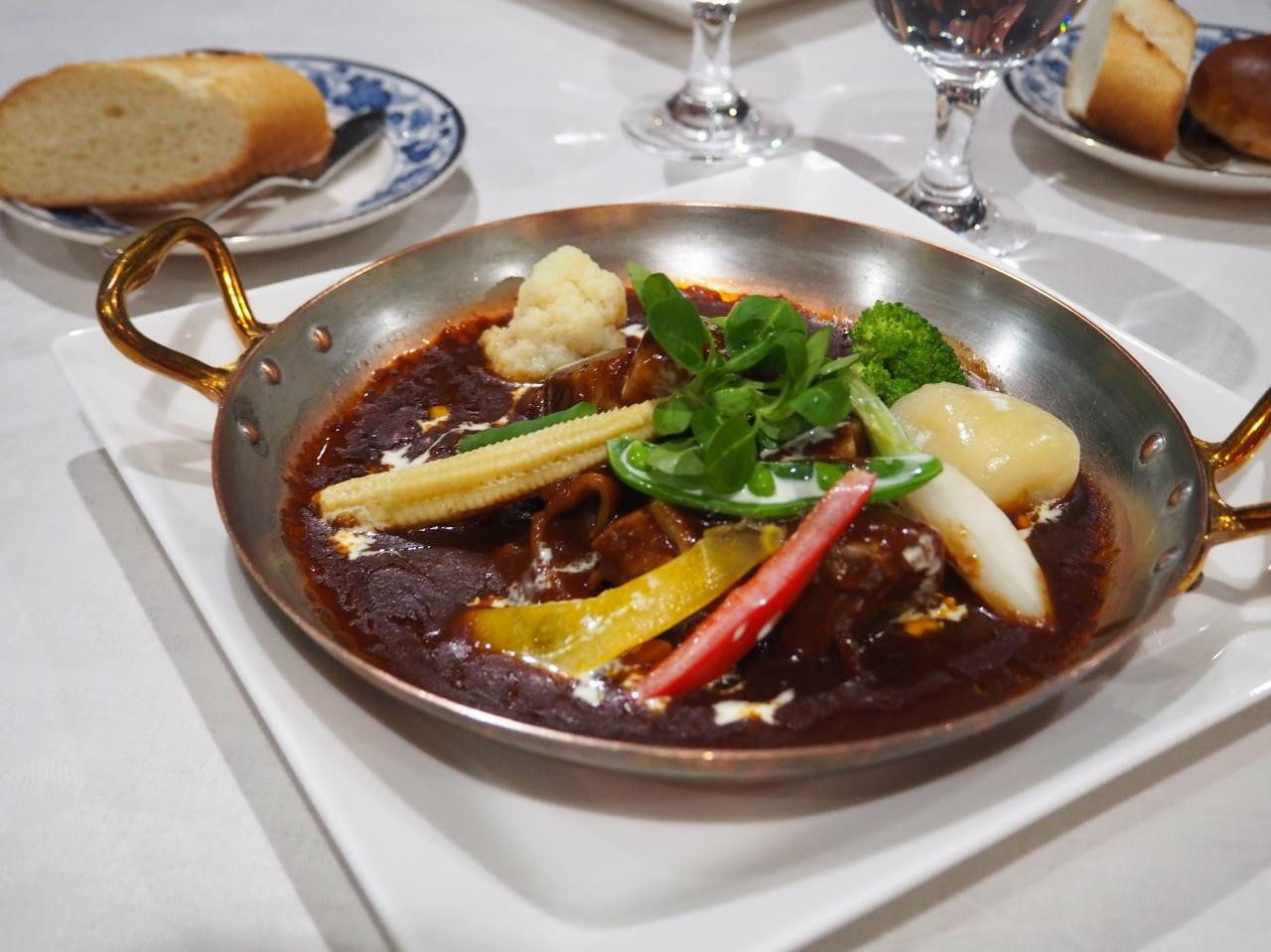 約200銘柄、約2万本が貯蔵される自慢のワインカーヴ4376441