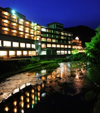 10. 渓流のマイナスイオンに癒される「思い出浪漫館」4244410