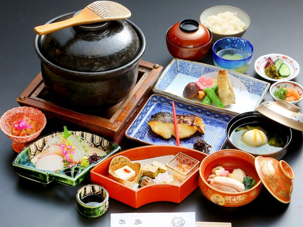 ファーストクラスにも採用される美食を味わう4009356