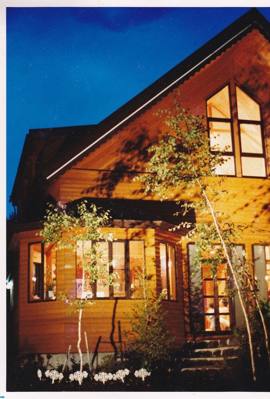 施設の正面 (日没後)