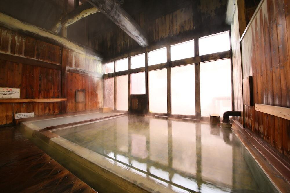 乳白色からコバルトブルー、千変万化の「泡の湯」3924072