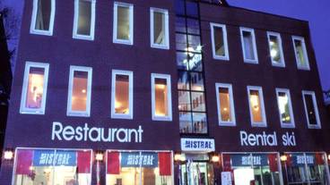 施設の正面 (日没後) / 3