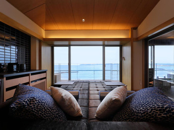 A superb view of the sea, high-quality onsen, and exciting gastronomy! Petit luxury at a luxury inn in Tateyama 2550681