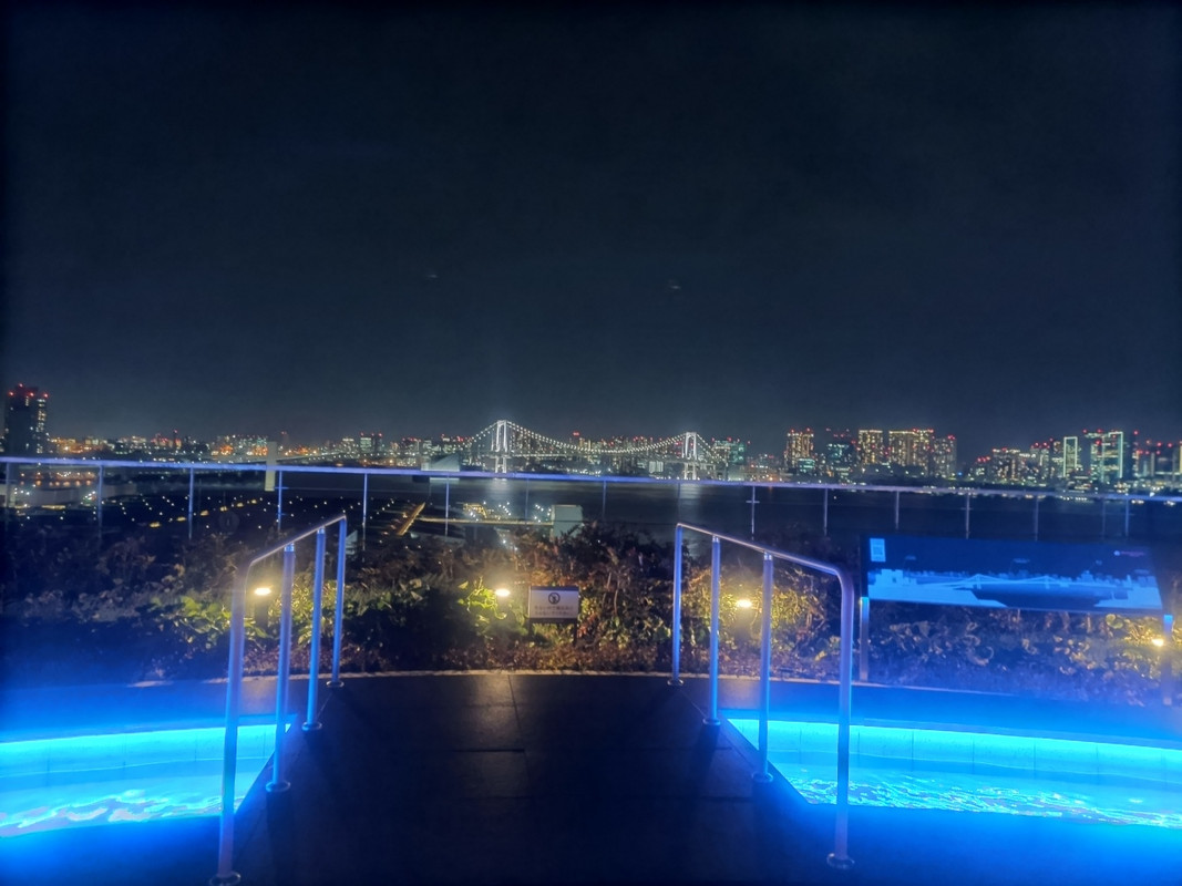 夜の屋上の足湯（無料のほうではないです）