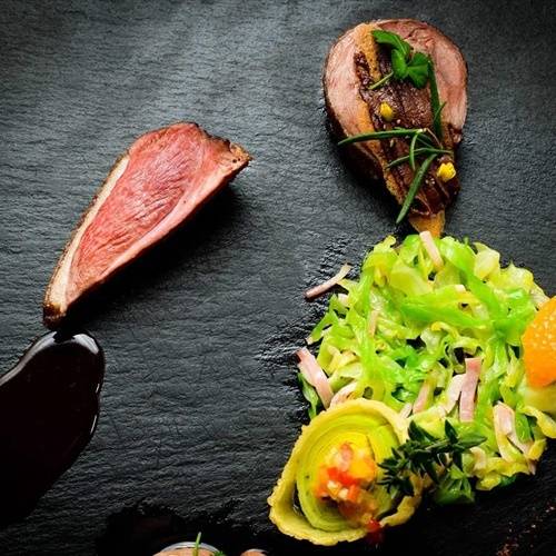 口福をもたらす
贅沢な料理とワイン / 1