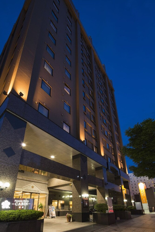 施設の正面 (日没後)