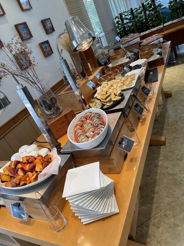 ランチの前菜ブッフェが素敵です。