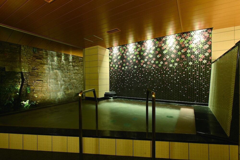 滝と坪庭を眺めつつ、柔らかなお湯を楽しむ4008669