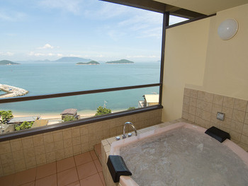 和室のジャグシー露天風呂で子ども達と一緒に癒される宿4263906