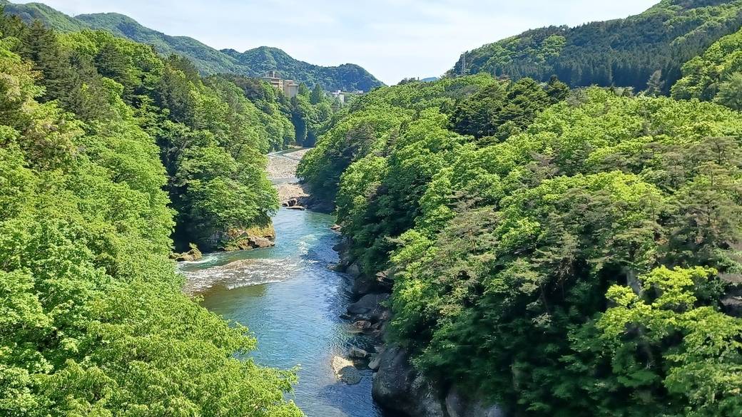 豊かな自然に囲まれた
鬼怒川温泉郷に到着！ / 2
