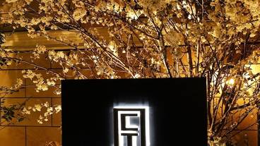 施設の正面 (日没後) / 7