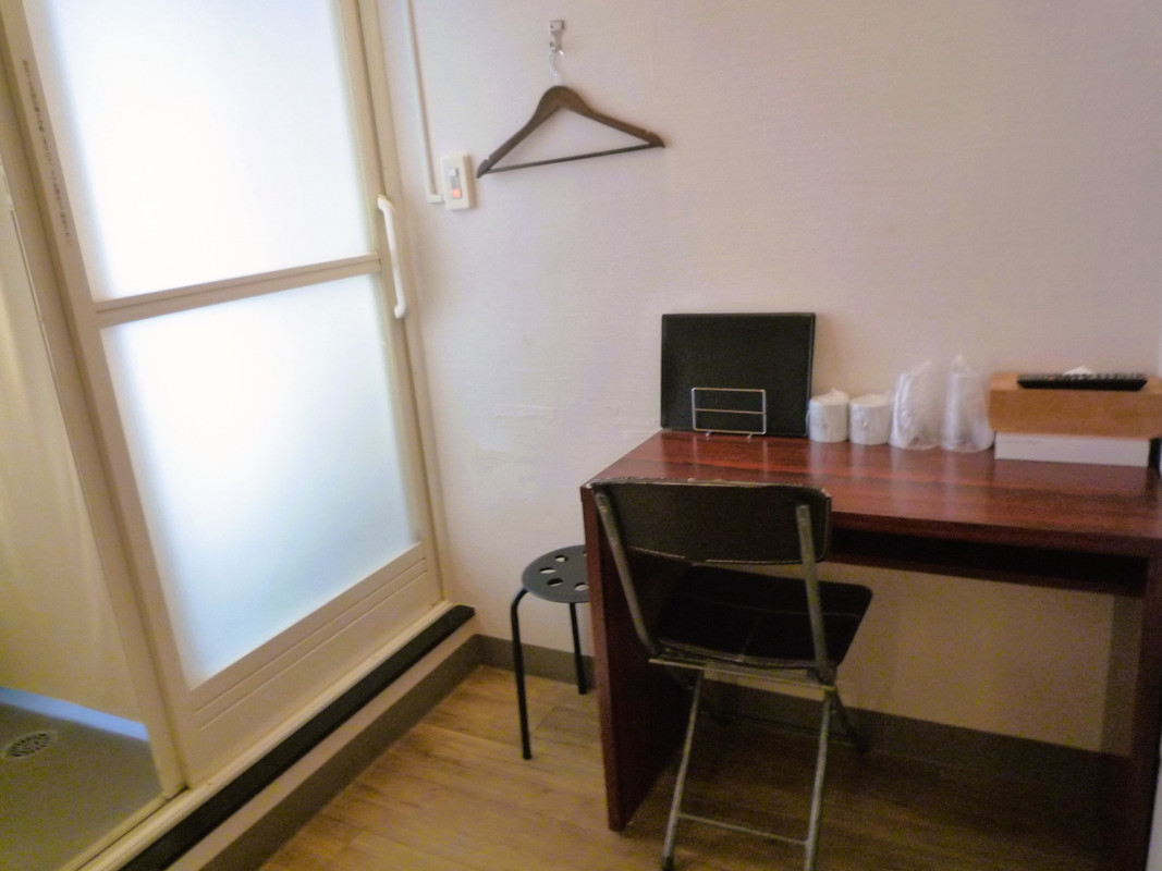 コンパクトな簡易デスクと椅子