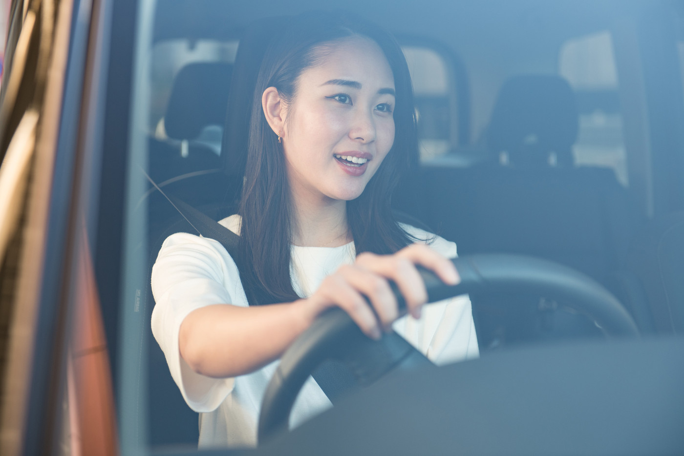 自動車を運転する若い日本人女性