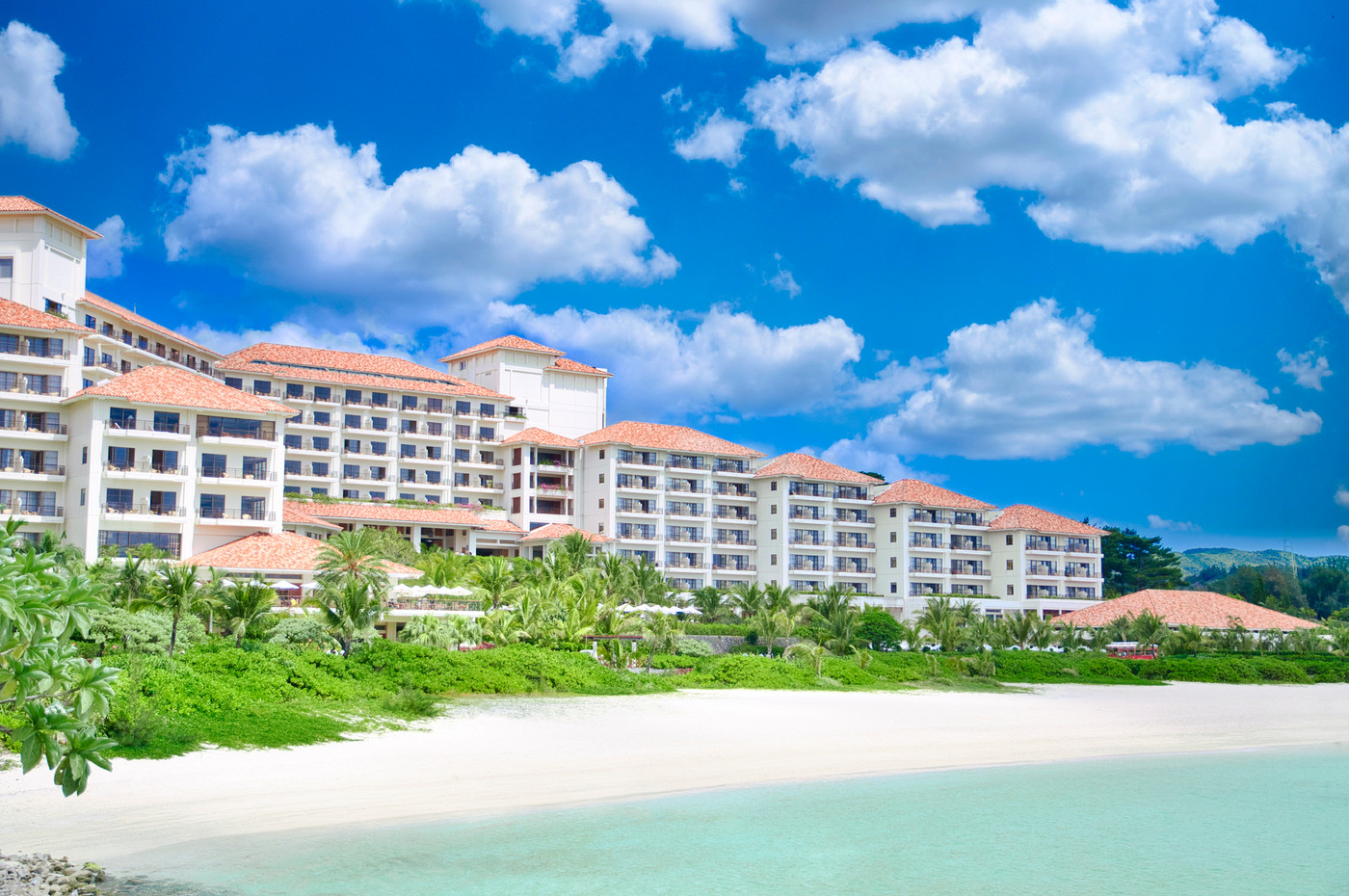 沖縄県名護市ブセナにあるリゾートホテルと白いビーチとエメラルドグリーンの海