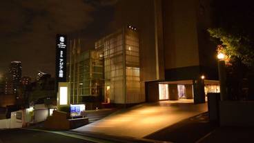 施設の正面 (日没後) / 1