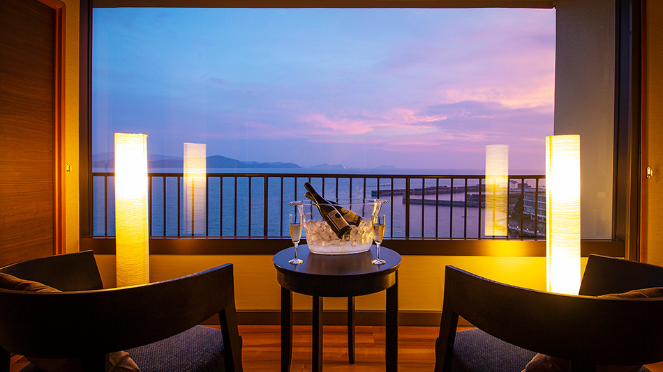 男女　カップル　お酒