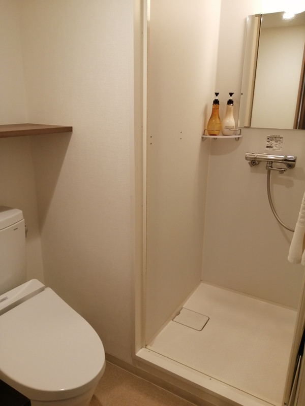 トイレとシャワーブース