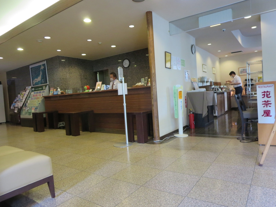 フロント横に朝食会場があります