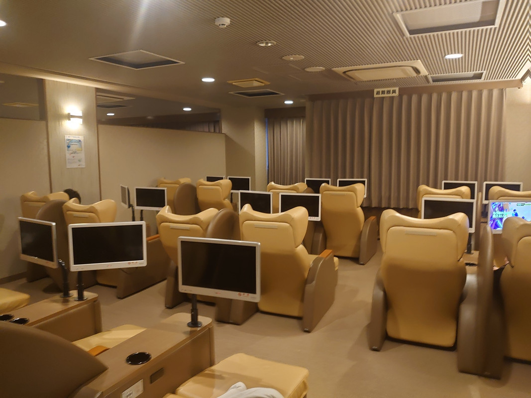 2回ではこのようなリラックスルームがあります。漫画も豊富です