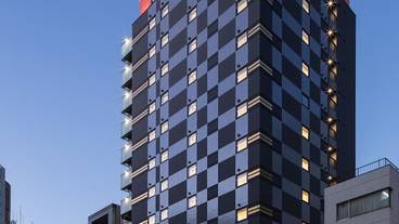 施設の正面 (日没後) / 2