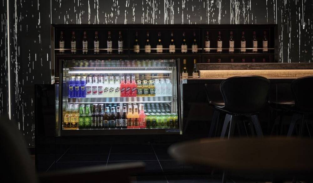 夜はバーになるラウンジ / 5