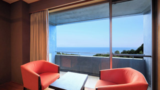 和室ベッドルーム（ツイン + 布団1組）　海側