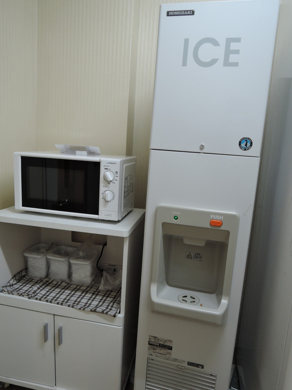 電子レンジと無料のアイスサーバー