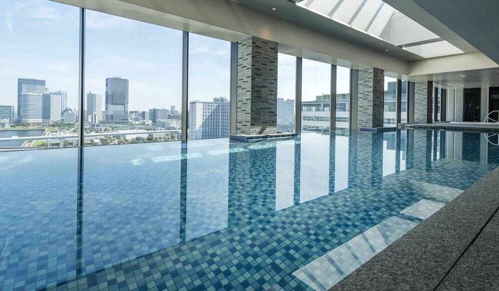 都心を眺める屋内プール / 1