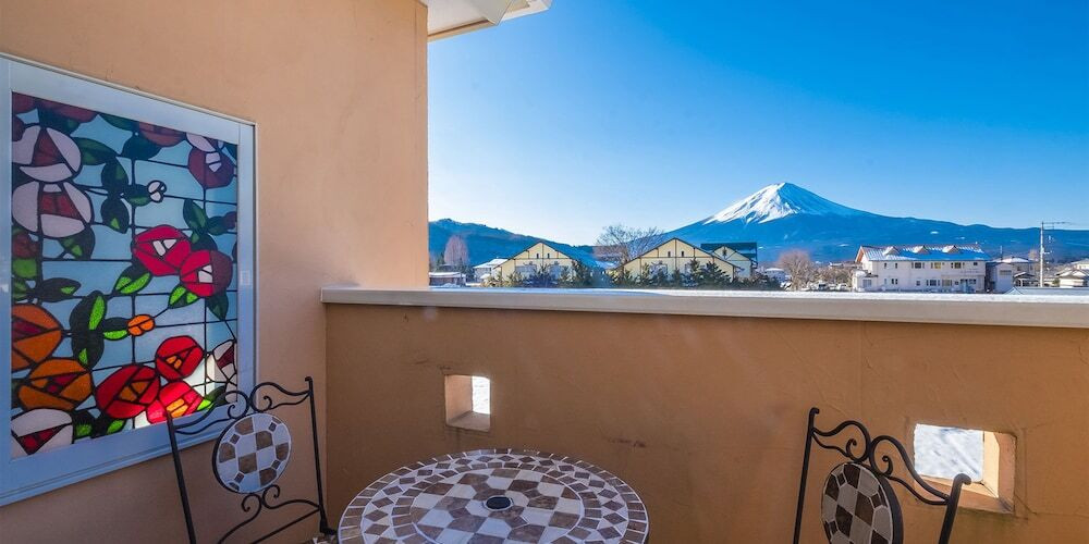 河口湖にある別荘で、富士山を眺めながらチルする3924760