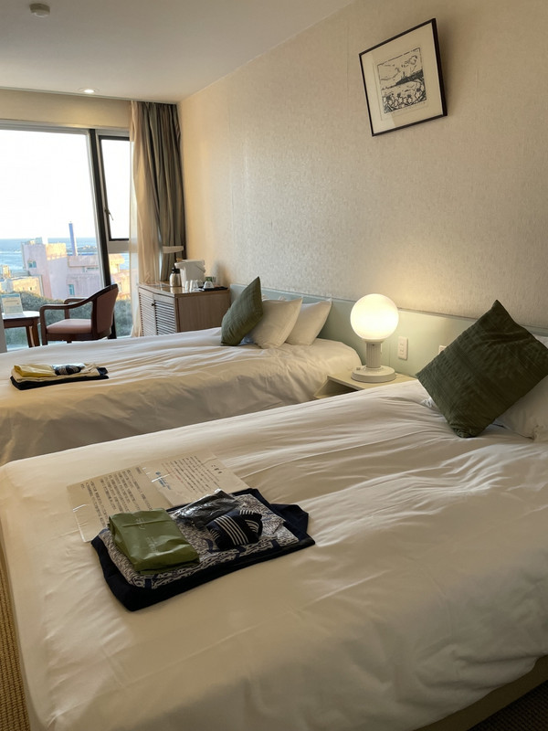 海が見えます。灯台もかろうじて見えます