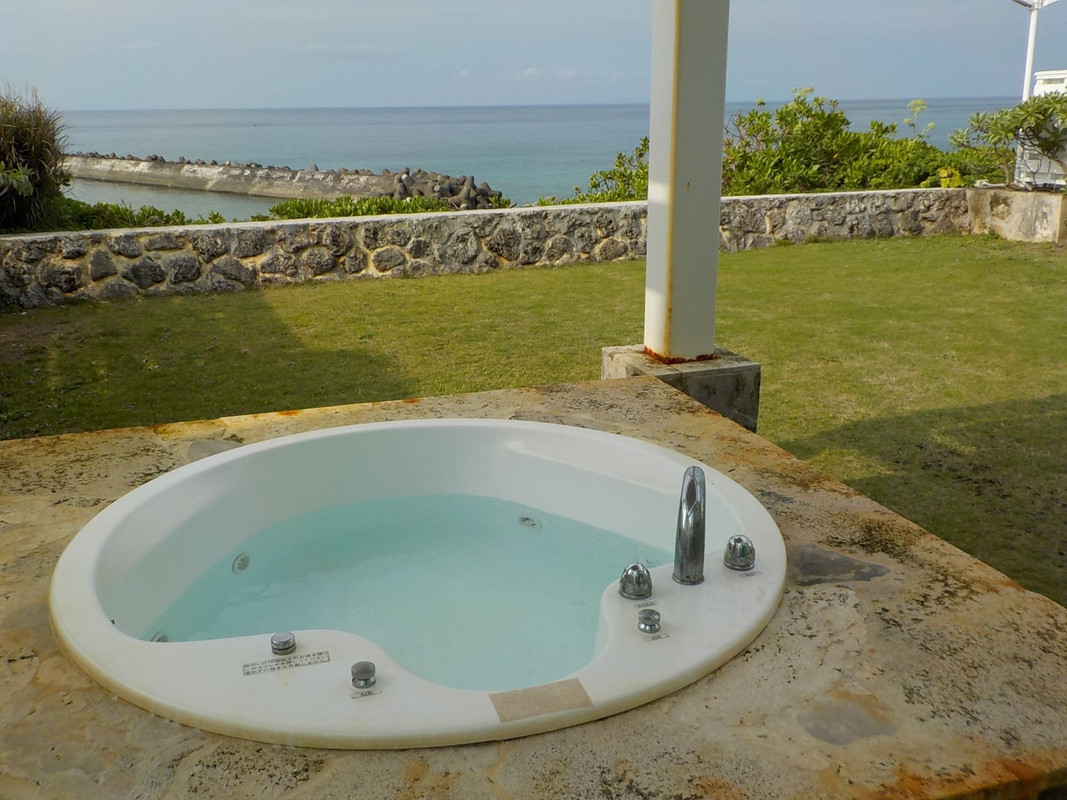 庭にジャグジーが付いてる