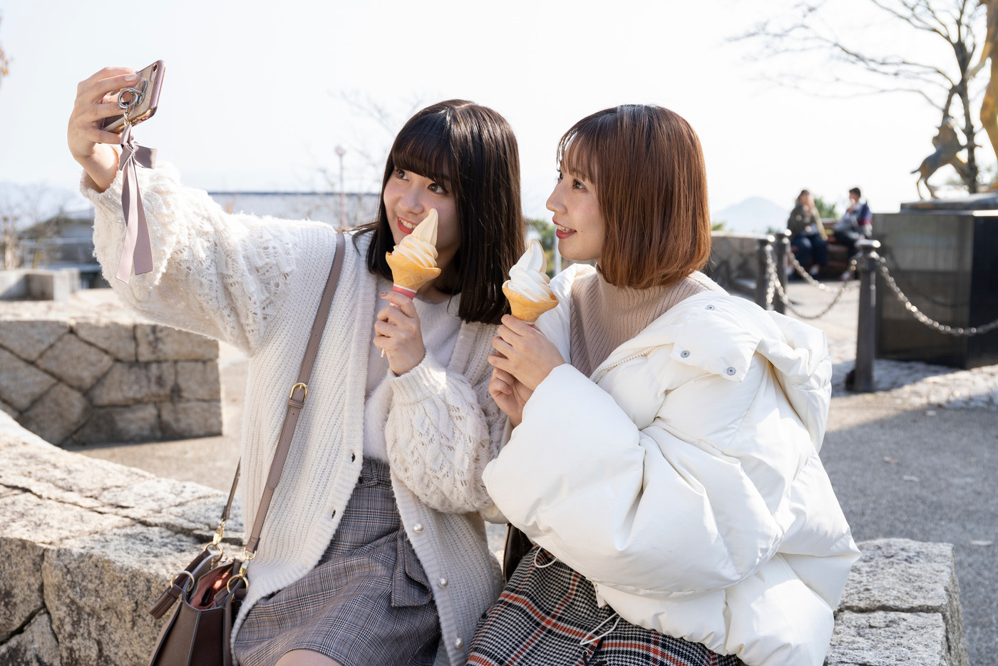 ソフトクリームを食べる2人の女性
