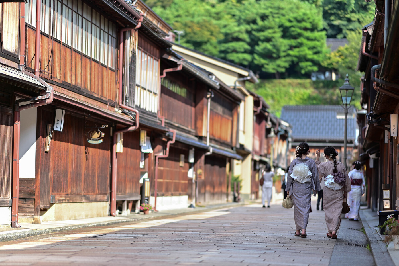 ひがし茶屋街を散策する着物女子