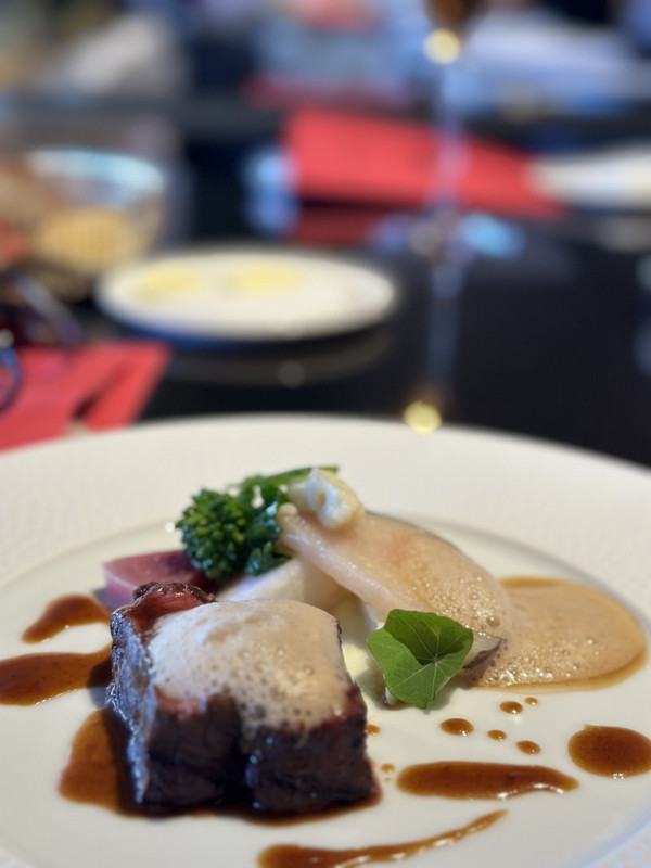 ランチ、味わいなく硬い一口サイズのお肉に…